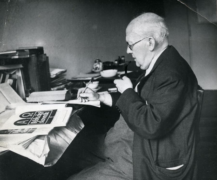Adolf Novotný při práci u psacího stolu